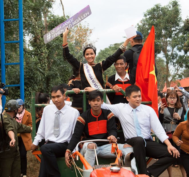 Hình ảnh HHen Niê cưỡi công nông về buôn làng quá ấn tượng trên chuyên trang sắc đẹp hàng đầu Missosology Hình ảnh HHen Niê cưỡi công nông về buôn làng quá ấn tượng trên chuyên trang sắc đẹp hàng đầu Missosology